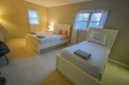 Cheerful 3 bed/2.5 bath home w/ hot tub - sleeps 9