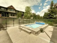Cozy mountain retreat - Outdoor Hot Tub Access.
