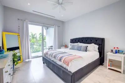 Luxury condo with a beachy Bahamian twist! Hotel a 