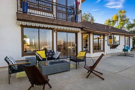 Central Location, Spectacular Views, Pool, Hottub