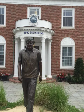 Cozy lake house minutes to Craigville Beach