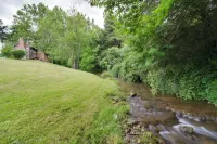 Creekside historic log cabin w/ modern amenities at historic Wade's Mill