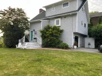 Waterfront 4 Bedroom House with Beautiful Views - Short Walk to Kelly Beach!