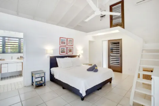 Renovated 6 bedroom Villa with pathway to the ocean and private pool โรงแรมใน