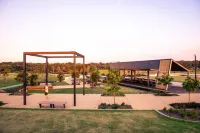 3BR Lux Beachfront Escape - Pool Gym King bed