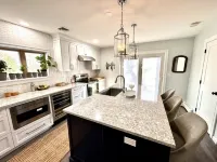 Best location! Cozy and Chic Retreat 5 min to beach and close to town, peaceful!