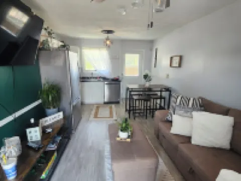 Charming 2-bedroom cottage with WiFi and AC in serene Grafton Hotels in Jersey County