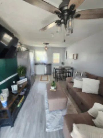 Charming 2-bedroom cottage with WiFi and AC in serene Grafton 格拉夫頓酒店