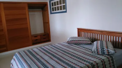 House near the Historic Center, 2 suites w / Air, 3 bathrooms, TV and Wi-Fi. Hotels in Paraty Centro