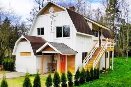 Updated  farm style Apt.  w/ loft minutes from Airport and Seattle