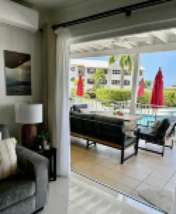 Elegant Poolside Apartment, Large Covered Terrace- Walk to Beach, West Coast