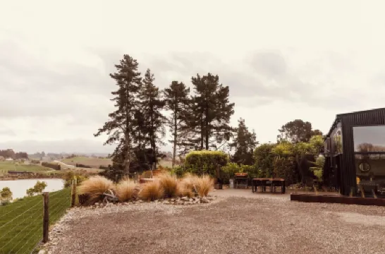 Coastal Calm | Luxe Stay with Views, Bath & Fire. 酒店