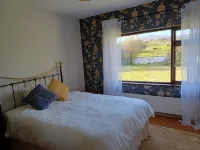 Spacious shore-side bungalow in an exclusive and historic location فنادق في مايو