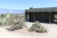 Oliver Oasis, Merlot - Vineyard home with great pool, hot tub & views for days!