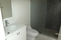 Charming 1-bedroom apt with AC and WiFi in Clarkescourt Bay near to the Marina. Các khách sạn ở 