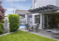 3 BR Holiday home - Steps to the lake and short, scenic stroll to town 달분화구 지열지대 주변 호텔