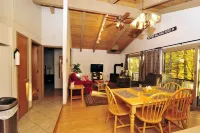 Townhouse in the mountains, close to Storyland and more!