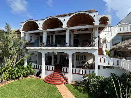 Spacious 2 bedroom oceanfront apartment Отели в г. Компостела