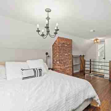 Heritage Retreat: Hot Tub, Private Yard, Firepit, Sleep 10 Rooms