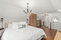 Heritage Retreat: Hot Tub, Private Yard, Firepit, Sleep 10