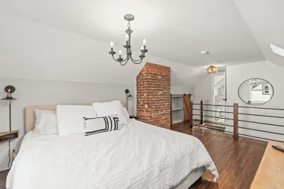 Ultimate Heritage Retreat: Hot Tub, Cold Plunge, Private Yard, Vernon Hotels near Alexis Park