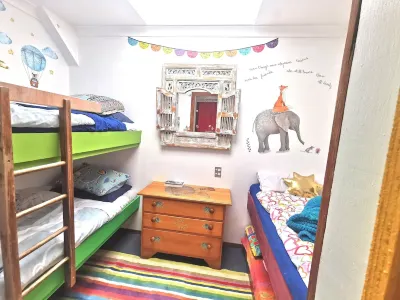 Make memories in this artists quarters.Blue mosaic place - start to explore HB. Hôtels à : 