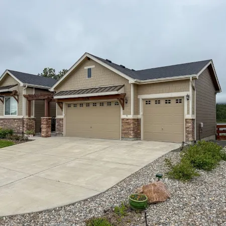 Beautiful 2 BR. Lake Side home pvt entrance. Walkout to Monument Lake. Sleeps 6