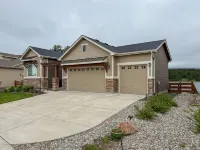Beautiful 2 BR. Lake Side home pvt entrance. Walkout to Monument Lake. Sleeps 6 - Wifi