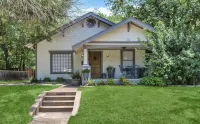 Bungalow Gem in Historic Bishop Arts Oak Cliff Các khách sạn gần Patriot Soccer Field