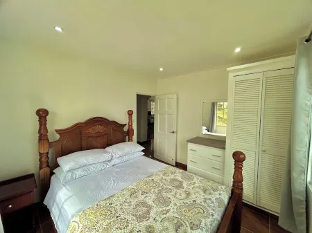 Spacious Family Cottage with Tropical Views