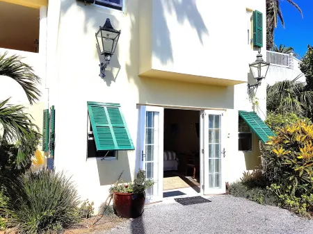 Large studio apartment w/ views. Close to beaches Отели рядом с достопримечательностью «Маяк Гиббс-Хилл»