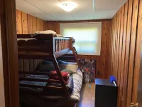 COZY COTTAGE WALKING DISTANCE TO LAKE SIMCOE & FRIDAY HARBOUR Hotels in Cookstown