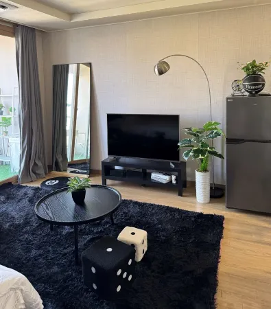 Cozy Modern Condo near Clark Airport Отели рядом с достопримечательностью «Диносаерс Айленд»