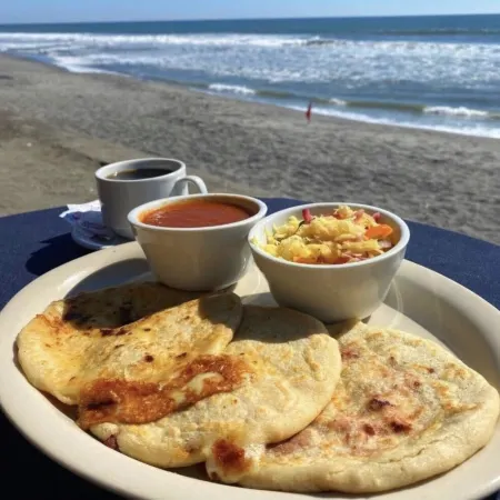 Comfortable Family Home in El Salvador – AC, Hot Water, Wi-Fi, Daily Cleaning