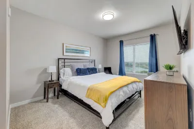Plush 2Br Cal King Suite Close to Everything H-E-B附近的飯店