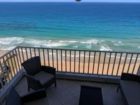 Oceanfront, Hear waves 24/7, 2 bedroom condo w full kitchen, Prime location