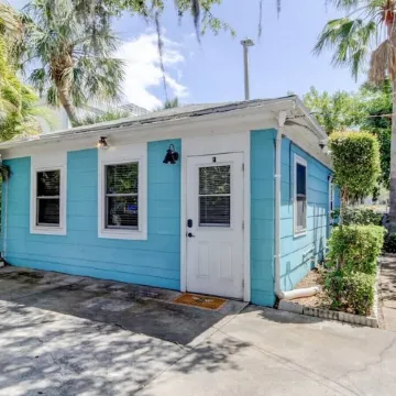 Spacious studio in Downtown Dunedin! Super Cute and Comfortable!