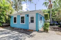 Spacious studio in Downtown Dunedin! Super Cute and Comfortable!