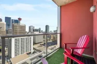 Prime Downtown - Luxury 2BD Condo + Free Parking
