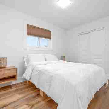 Prime Wellington Location with Water Views and Sandbanks Provincial Park Pass Rooms