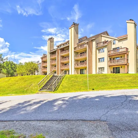 Comfortable Dover Apartment Walk to Mt Snow!