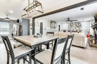 4 Mi to Airport: Atlanta Home w/ Deck & Hot Tub Hotels in Riverdale