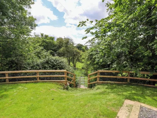 Valley Lodge 4 - North Wales Eco Lodges فنادق في Llantysilio