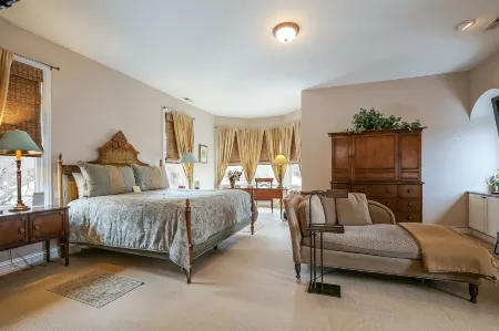 Harvey House Bed & Breakfast Отели рядом с достопримечательностью «Frank Lloyd Wright Home and Studio»