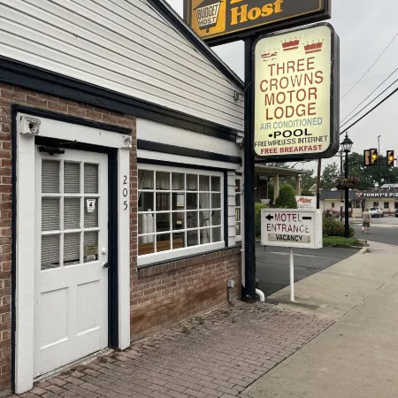 Budget Host Three Crowns Motor Lodge