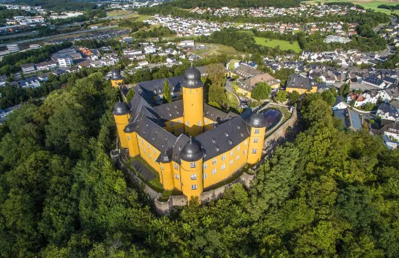 蒙塔鮑爾城堡酒店