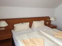 Zur Krone Hotels near Ahlem