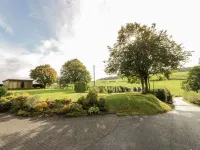 Whiteside Cottage Hotels in Darvel