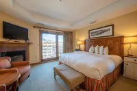 Comfortable Studio Efficiency Unit with Balcony over Mountaineer Square Condo - No Cleaning Fee!