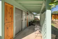 Guadalupe Bluff Farmhouse 3 Bedroom Home by Redawning - موقف سيارات